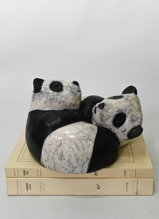 Pandas Nous Deux 1 - Bennie - sculpture raku - en situation