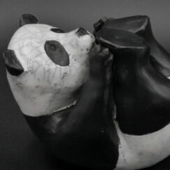 Panda sur le dos 1 - Bennie - sculpture raku