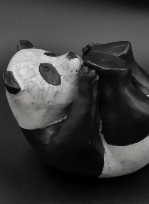 Panda sur le dos 1 - Bennie - sculpture raku