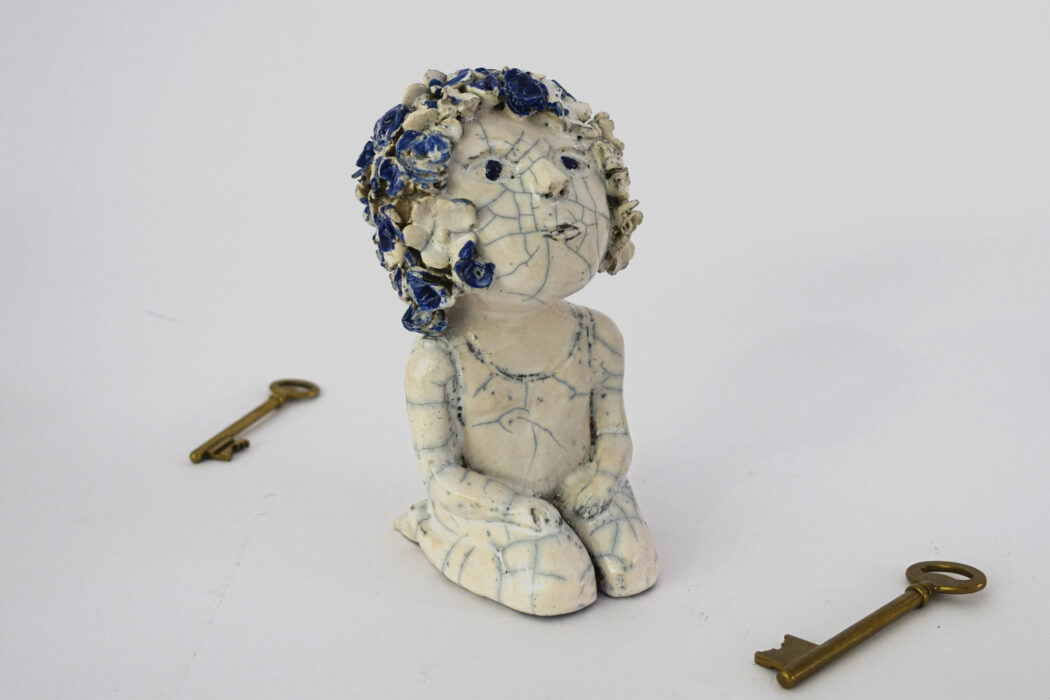 Petite fille Fleurs - Bennie - objet d’art - céramique - Raku