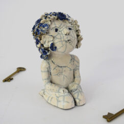 Petite fille Fleurs - Bennie - objet d’art - céramique - Raku