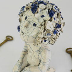 Petite fille Fleurs - Bennie - objet d’art - œuvre contemporaine - céramique