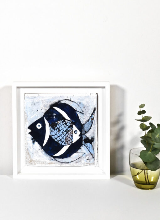Peinture technique mixte - Poisson - Blue fish on white background - Cécile Colombo - vue situation