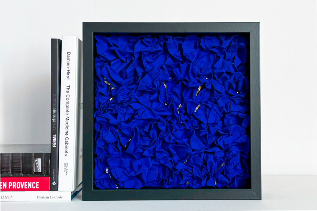 Petite boîte 1 -SB1 - Éric Robin - artiste contemporain - tableau papier froissé - en situation