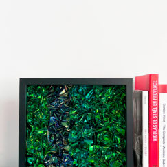 Petite boîte 5 - SB5 - Éric Robin - artiste contemporain - tableau papier froissé iridescent - en situation