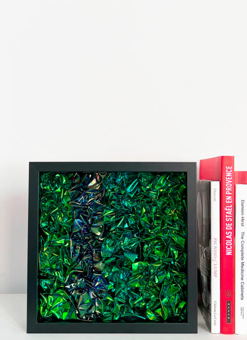 Petite boîte 5 - SB5 - Éric Robin - artiste contemporain - tableau papier froissé iridescent - en situation
