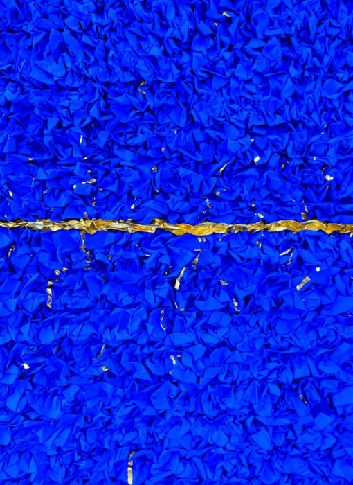 Over-Sea - Éric Robin - artiste contemporain - tableau papier froissé - bleu outremer et or - détail