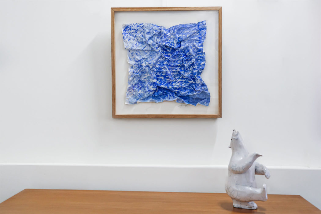 Grand Bleu froissé - large blue - M.Cohen - peinture papier - mise en scène