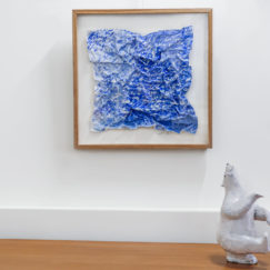 Grand Bleu froissé - large blue - M.Cohen - peinture papier - mise en scène