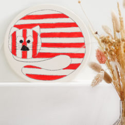 Chat Rouge Céramique - Red Cat ceramic - Cécile Colombo - dessous de plat en céramique - mise en situation