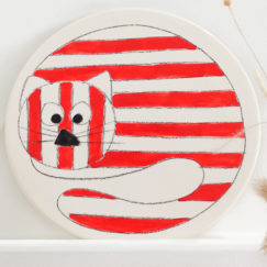 Chat Rouge Céramique - Red Cat ceramic - Cécile Colombo - dessous de plat en céramique - zoom