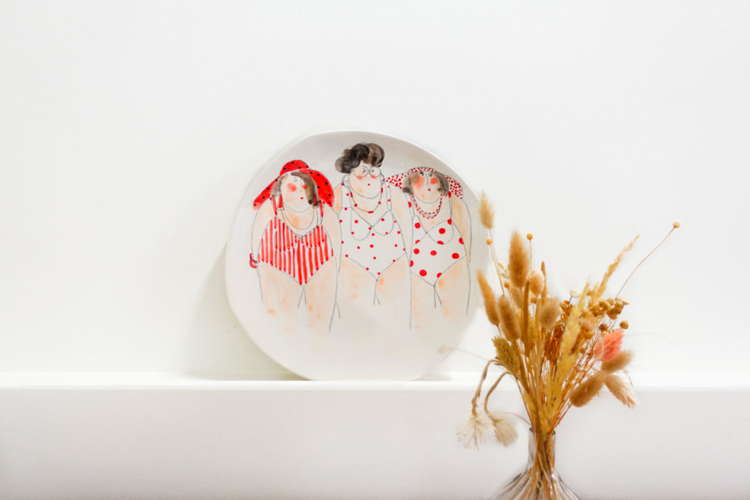 Plat Baigneuses - bathers ceramic - Cécile Colombo - plat en céramique - mise en situation