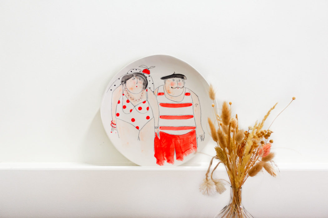 Plat Couple de Baigneurs - couple of bathers in ceramic - Cécile Colombo - plat en céramique - mise en situation