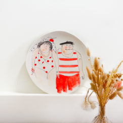 Plat Couple de Baigneurs - couple of bathers in ceramic - Cécile Colombo - plat en céramique - mise en situation