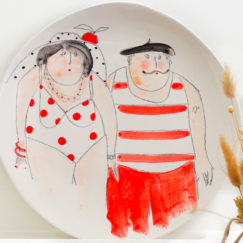 Plat Couple de Baigneurs - couple of bathers in ceramic - Cécile Colombo - plat en céramique - focus plat
