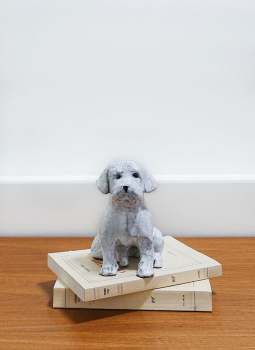 Chiot assis 1 - sitting puppy 1 ceramic - Bennie - céramique contemporaine - mise en scene