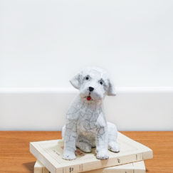 Chiot assis 2 - sitting puppy 2 ceramic - Bennie - céramique contemporaine - mise en situation 