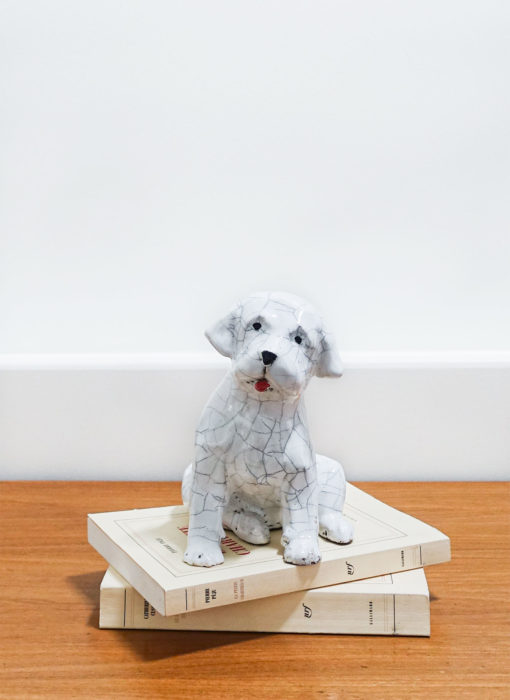 Chiot assis 2 - sitting puppy 2 ceramic - Bennie - céramique contemporaine - mise en situation