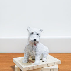 Chiot assis 3 - sitting puppy 3 ceramic - Bennie - céramique contemporaine - mise en situation 