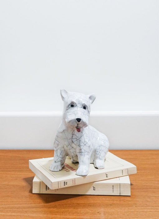 Chiot assis 3 - sitting puppy 3 ceramic - Bennie - céramique contemporaine - mise en situation 