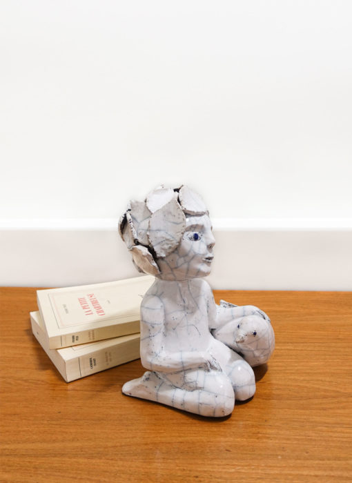 Enfant & oiseau - Child with bird ceramic - Bennie - céramique contemporaine - profil 1