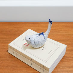 Oiseau 2 - Bird 2 ceramic - Bennie - céramique contemporaine - mise en situation 