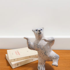 Ourson dansant - Dancing bear ceramic - Bennie - céramique contemporaine - mise en situation 