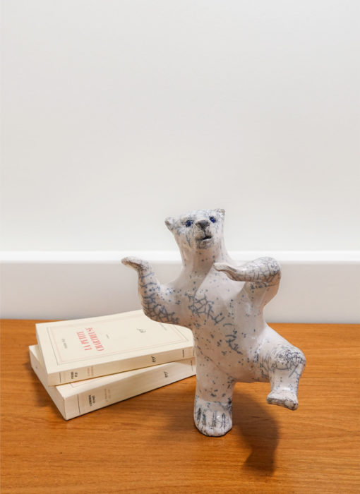 Ourson dansant - Dancing bear ceramic - Bennie - céramique contemporaine - mise en situation 