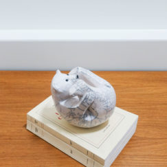 Ourson Sur Le Dos - Teddy Bear On The Back ceramic - Bennie - céramique contemporaine - mise en situation