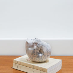 Ourson Sur Le Dos - Teddy Bear On The Back ceramic - Bennie - céramique contemporaine - profil