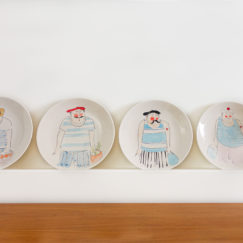 Lot 4 assiettes 4 - Set of 4 bathers' plates 4 -Colombo - céramique - mise en situation