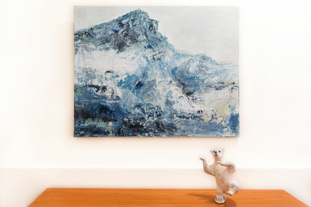 Montagne Sainte Victoire dans la brume - Sainte Victoire mountain in the mist - Clotilde Philipon - peinture acrylique sur toile - mise en situation