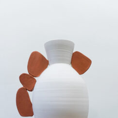 Vase à galets terracotta, Maison Bonjour, linda Fina, céramiste contemporain, en situation