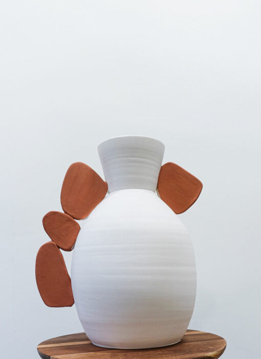 Vase à galets terracotta, Maison Bonjour, linda Fina, céramiste contemporain, en situation