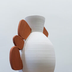 Vase à galets terracotta, Maison Bonjour, linda Fina, céramiste contemporain, côté