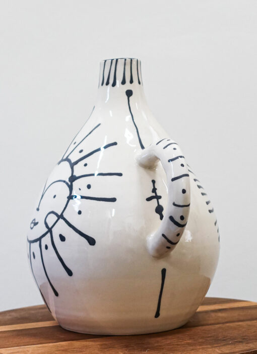 Drop vase (1), Vase Goutte (1) Maison Bonjour, linda Fina, céramiste contemporain, en situation
