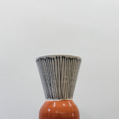 Vase rayé, Maison Bonjour, linda Fina, céramiste contemporain, présentation sur pied