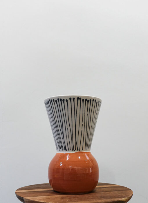 Vase rayé, Maison Bonjour, linda Fina, céramiste contemporain, présentation sur pied