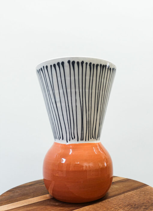 Vase rayé, Maison Bonjour, linda Fina, céramiste contemporain, en situation